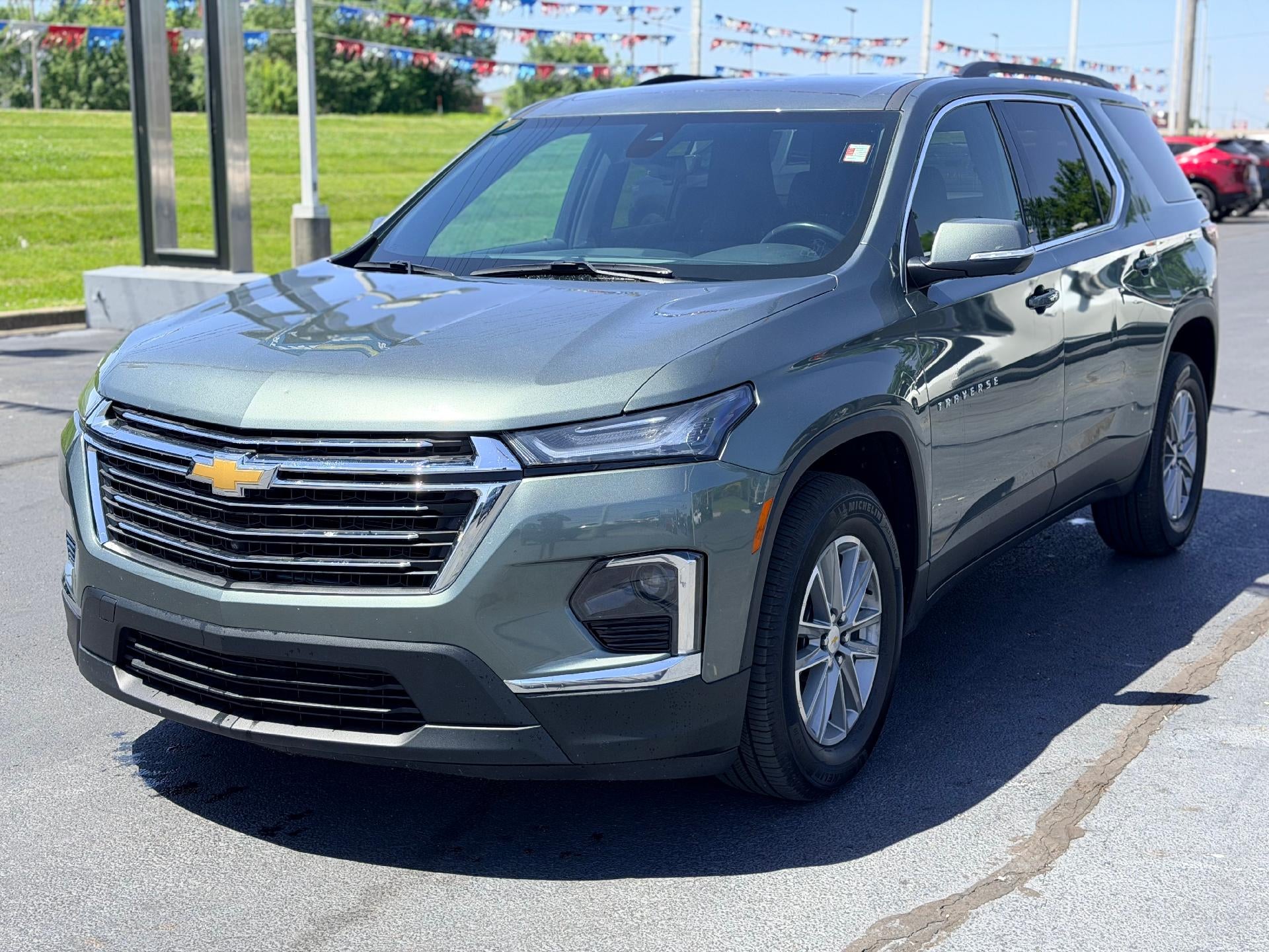 2022 Chevrolet Traverse LT Cloth in Silver Sage Metallic — front three-quarter view