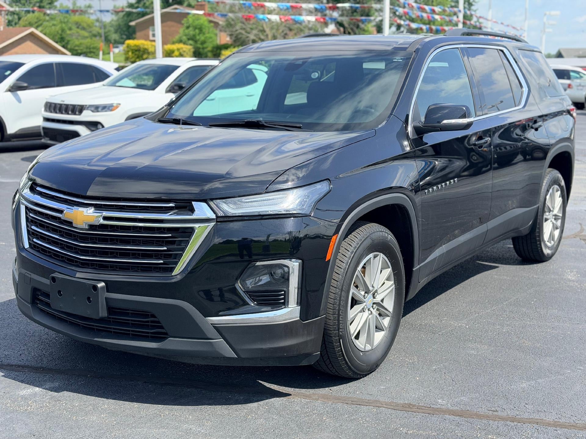 2023 Chevrolet Traverse LT Cloth in Mosaic Black Metallic — front three-quarter view