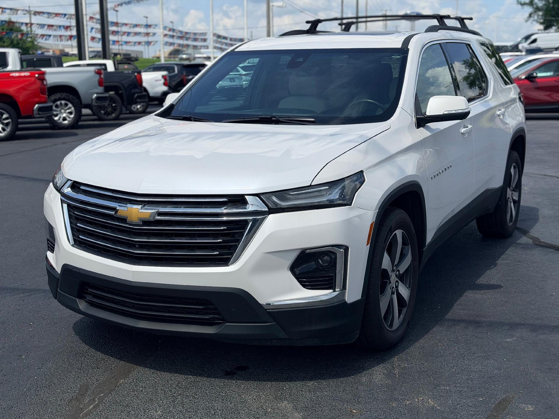 2023 Chevrolet Traverse LT Leather in Iridescent Pearl Tricoat — front three-quarter view