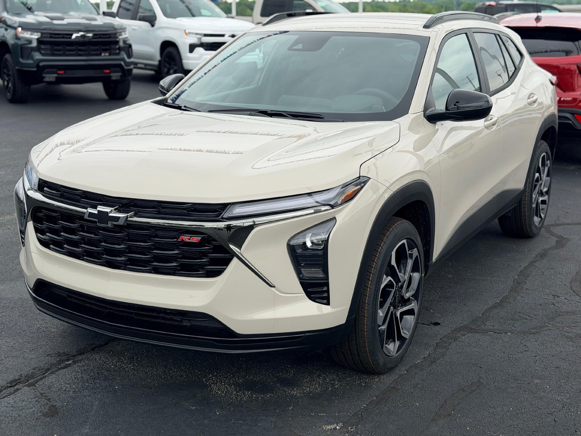 2026 Chevrolet Trax 2RS in White Sands — front three-quarter view